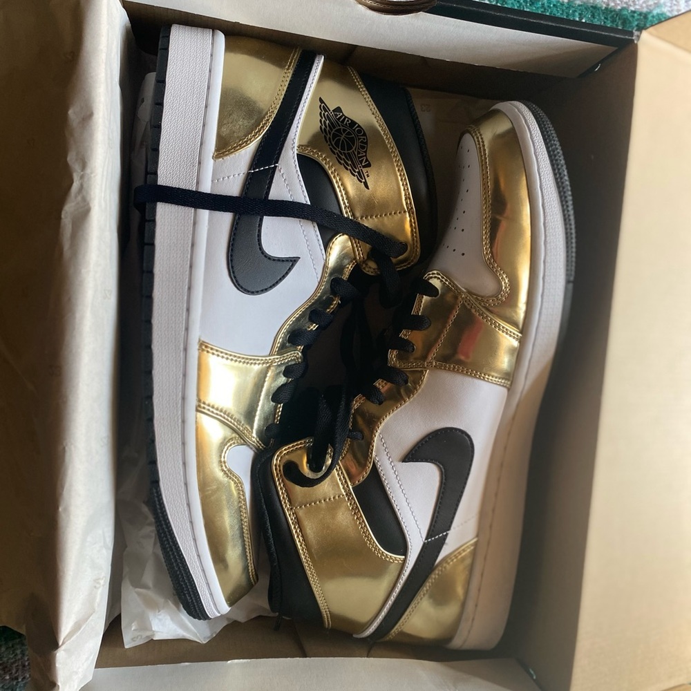 Jordan 1 mid Gold